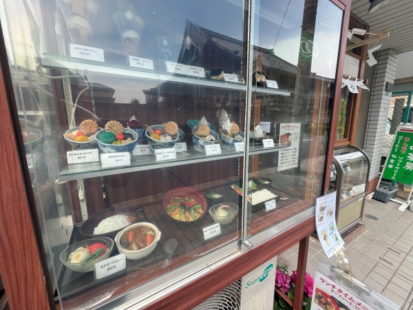 店舗前のショーケース
